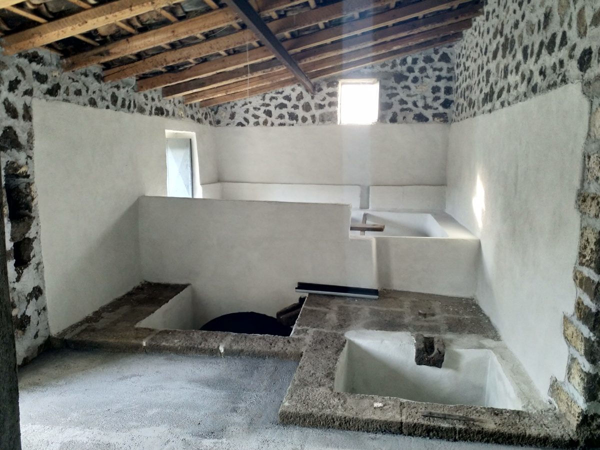 Il palmento in pietra lavica, le vasche di pigiatura